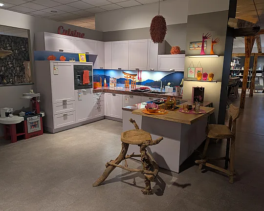 Moderne Landhausküche in Sonderfarbe NCS 1010-R50B PASTELLVIOLETT - Systemat AV5045 NCS Mattlack