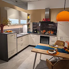 klassiche L-Küche mit XXL-Kühl-Gefrierkombination