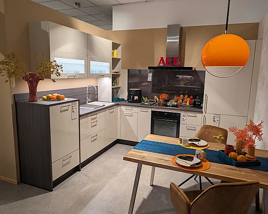 klassiche L-Küche mit XXL-Kühl-Gefrierkombination - AV 2130 Crema-magnolie UV Hochglanzlack