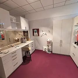 Ankleide / Schlafzimmer / begehbarer Kleiderschrank in zeitlosem Satin