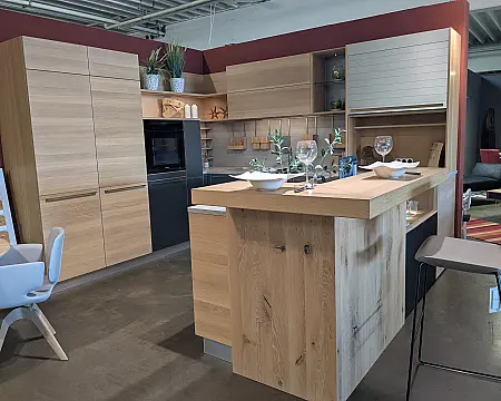 Linee Eiche Weißöl · Moderne Massivholzküche mit Theke