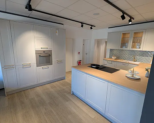 Moderne Landhaus U-Küche - AV 5045 Sandgrau Mattlack