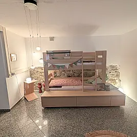 Etagenbett mit Plattformkorpus