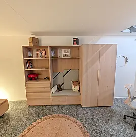 Kleiderschrank, Regal und Sitznische