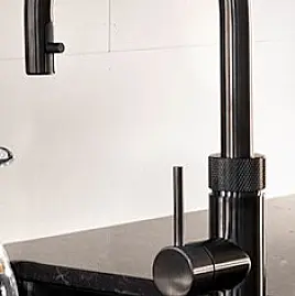 Der Alleskönner in Gunmetal mit Pro3 und Cube *All in One* Kochendwasser, gekühltes sprudelndes oder stilles Wasser | inkl. Filter-Starterset