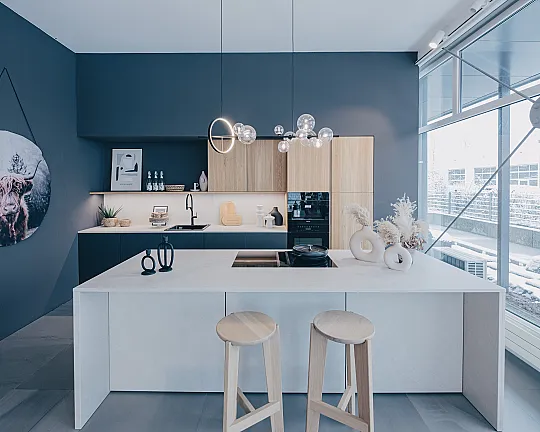 Superschöne Küche mit Insel und toller Grau-/Holz-/Keramik-Kombi - 541 marès + Carbongrau + 350v alpineiche liniert