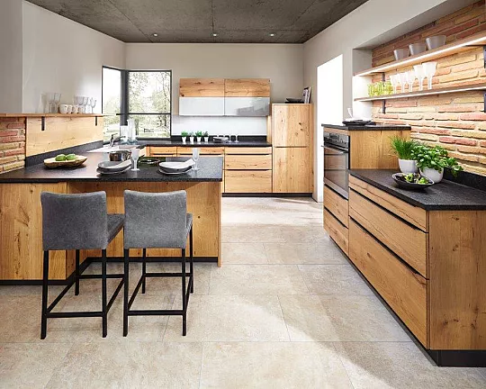 Moderne Küche mit Eichenfront, schwarzen Griffleisten und dunkler Granitarbeitsplatte - Küche Rom - h-design