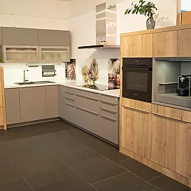 Moderne L-Küche in Platingrau kombiniert mit Wildeiche Repro