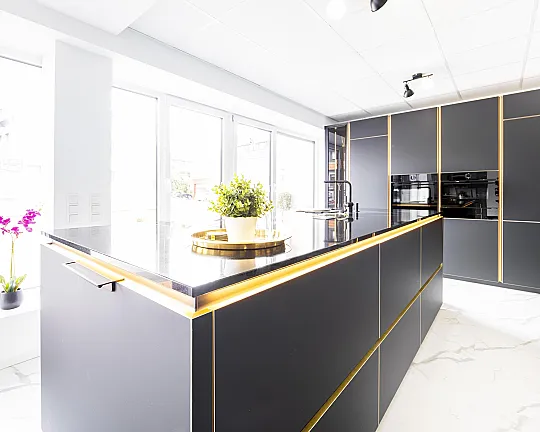 Moderne, grifflose, schwarze Küche, Kanten in Messing Optik inkl. Steinarbeitsfläche und Boschgeräte der Serie 8 - Flair