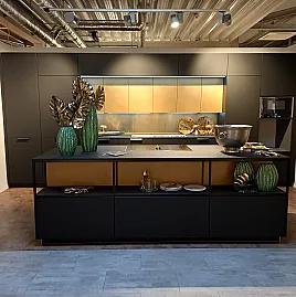 Raumwunder - topmoderne schwarz-bronce-matte Küchenzeile mit Kochinsel und Durchgang in Speisekammer