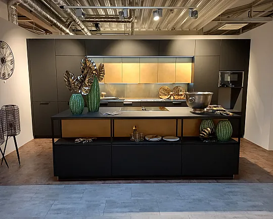 Raumwunder - topmoderne schwarz-bronce-matte Küchenzeile mit Kochinsel und Durchgang in Speisekammer - Tinos nero