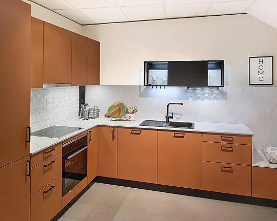 Schüller Küche mit Sitzmöglichkeit - MAC MATERA Colour L322T Orientrot matt AFP