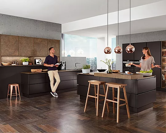 Moderne greeploze zwarte keuken met kookeiland - Nobilia Front Line N 317 Touch zwart supermat