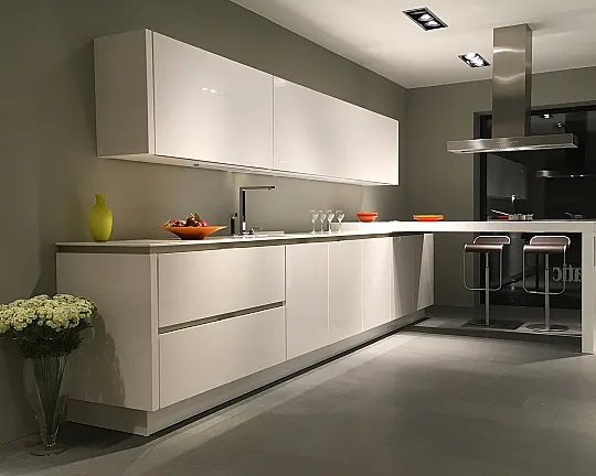 50% Rabatt Traum-SieMatic Küche grifflos lotusweiß mit Gaggenau & Dornbracht – Sofort verfügbar! Jetzt zuschlagen! - S3-SLG lotusweiß glzd. --
