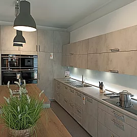 Moderne Küche in Betonoptik mit Hubtisch