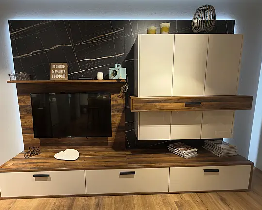 TV- Wohnwand mit LED-Beleuchtung - Uni Gloss Muschelweiß hochglanz