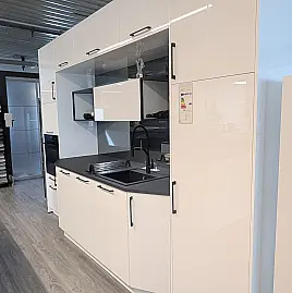 Küchenzeile mit Insel in weiß Hochglanz, Kochfeld mit Downdraft