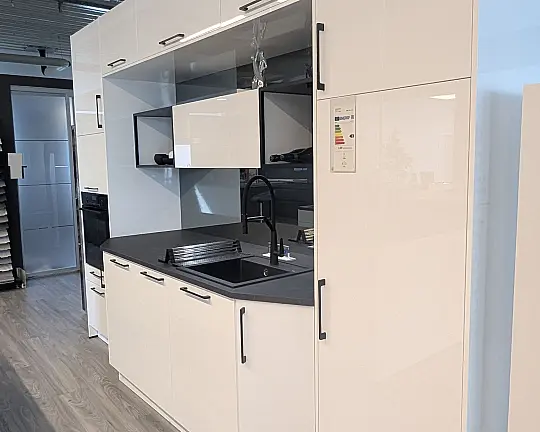 Küchenzeile mit Insel in weiß Hochglanz, Kochfeld mit Downdraft - Perfect Brillant Kristallweiß