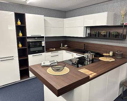 Musterküchen Abverkauf: weiße Designküche - Koje 13 Lux Alpinweiß
