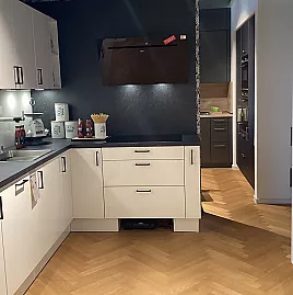 weiße Küche mit dunkler Arbeitsplatte Hochglanzküche modern mit viel Stauraum