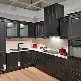 Moderne Landhaus-Küche in Schwarz