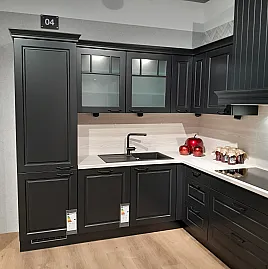 Moderne Landhaus-Küche in Schwarz