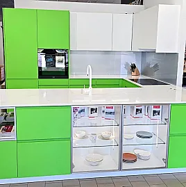 Küche mit Pulverlack Fronten in Grün und Alpinweiß und Quarzarbeitsplatte