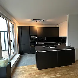 Matt schwarze Küche mit Beleuchtung