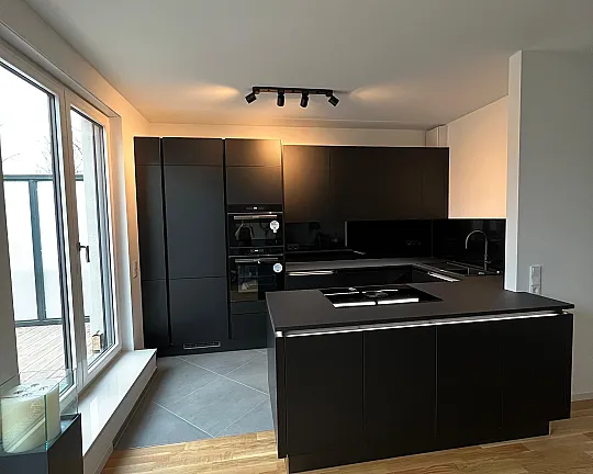 Matt schwarze Küche mit Beleuchtung - Inselküche