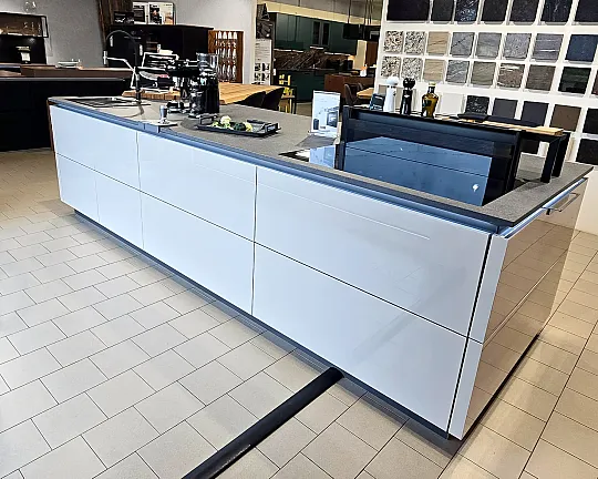 Traumhafte Ballerina Küche in Smart Glas Sandgrau und Eiche Furniert mit Keramikplatte - Smart Glas Sandgrau GL4021 / Spessart Eiche Honey Furniert 7780