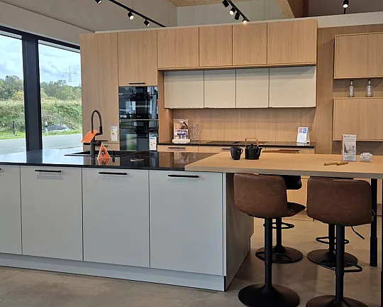 Musterküche Systemat Feineiche Natur / Schichtstoff Sandgrau mit hochwertigen Miele Geräten - Systemat Neuheit 2025 Feineiche Natur & Schichtstoff