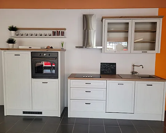 Moderne Landhausküche mit allen e-Geräten - LK 001