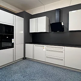 Neue Nolte Einbauküche, Küche Hochglanz Platingrau, komplett mit Amica E-Geräten.