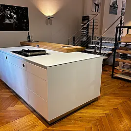 Kücheninsel in Laminat mit Gaggenau Kochfeld