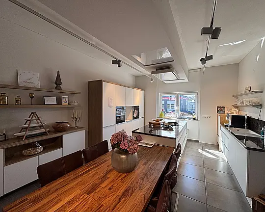 Echt-Glas Nolte-Küche mit massiven Granitarbeitsplatten - Nolte Glas-Tec Satin Weiß