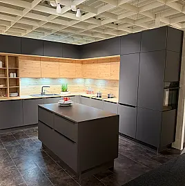 Moderne Winkelküche mit maximalen Stauraum und Arbeitsinsel