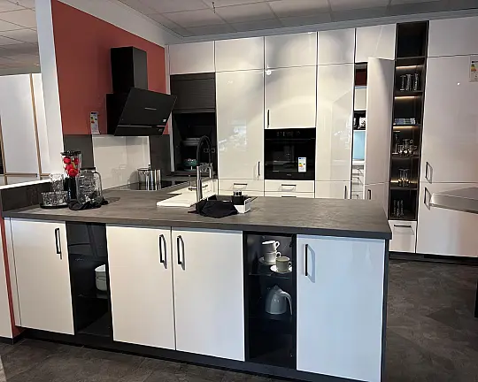 elegante Küche mit Beton schiefergrau kombiniert - zeitlose, moderne U-Küche in Alpinweiß mit Miele Geräten
