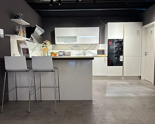 Modern, elegant und zeitlose Küche mit ESG Glasfronten weiß glänzend - AV 5090-GL