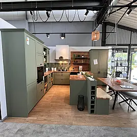 Landhausküche mit Holzstruktur in Olive