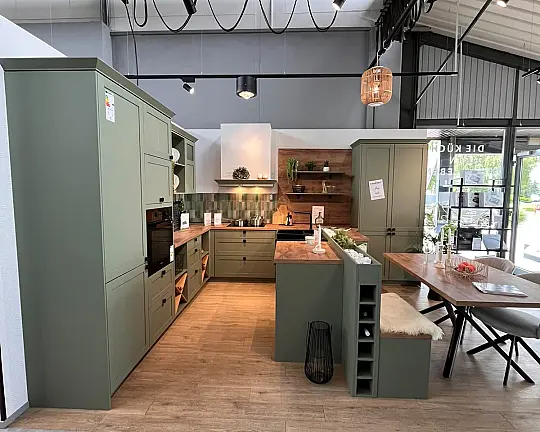 Landhausküche mit Holzstruktur in Olive - Lacklaminat Holzstruktur Olive / Taxus Nachbildung