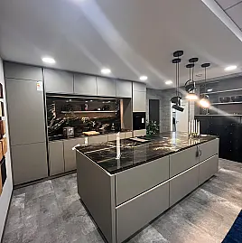 Hochwertige Design-Einbauküche mit Insel und großer Vitrine