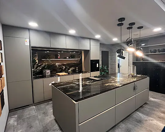 Hochwertige Design-Einbauküche mit Insel und großer Vitrine - Lacklaminat taupegrau ultramatt/ Belvedere 2cm poliert
