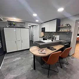 Moderne Einbauküche mit Essplatz und viel Stauraum