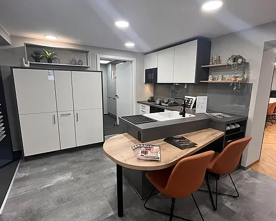 Moderne Einbauküche mit Essplatz und viel Stauraum - Lack Weiß perfect matt/ Beton Schiefergrau NB