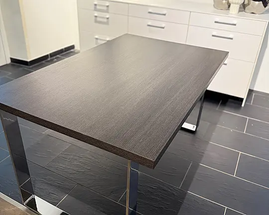 Moderner Esstisch mit Edelstahlgestell & dunkler Holzoptik - dunkler Tisch