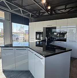 Exklusive Ballerina Designküche mit Granit Black Cosmic und hochwertiger Miele-Ausstattung