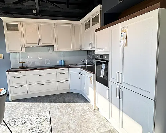 Häcker Landhausküche Bristol Weiß mit Neff-Geräten & Kommode - Landhausküche Bristol Weiß mit Kommode Achatblau