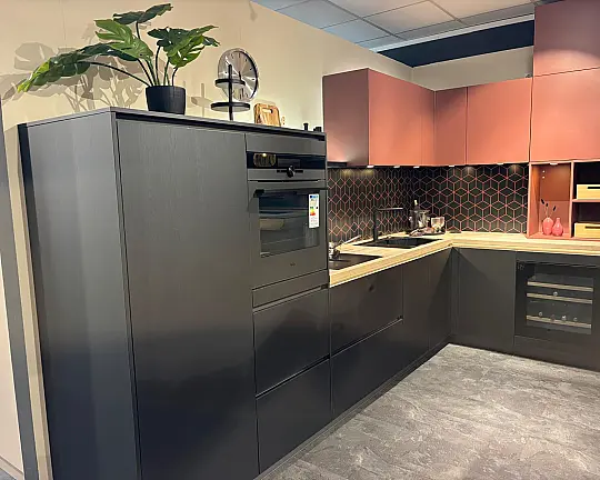 Diese hochwertige Ausstellungsküche überzeugt mit einem außergewöhnlichen Farbkonzept und moderner Ausstattung - Designküche in Schwarz & Amarant