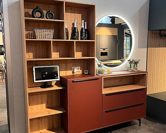Sideboard mit beleuchtetem Spiegel und Regalsystem - Sideboard Lacklaminat rostrot ultramatt / Eiche Artisan Nachbildung