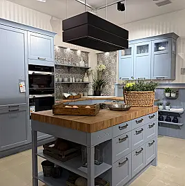 Häcker systemat Landhausküche mit Kochinsel – Esche Achatblau, Rahmenfront massiv, Miele-Geräte | Ausstellungsküche über 60 % reduziert